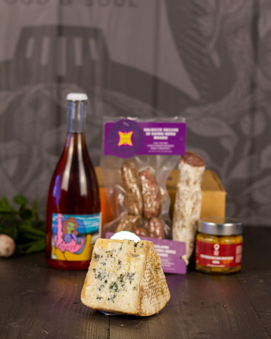 Box Natale Tagliere davanti il camino Hammm: Pecorino blu erborinato, in primo piano