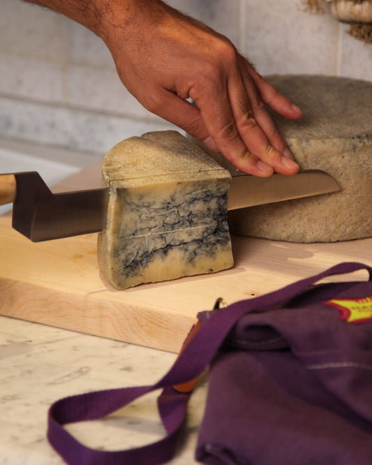 Come abbinare i formaggi al vino per una cena tra amici (senza chiamare un sommelier)