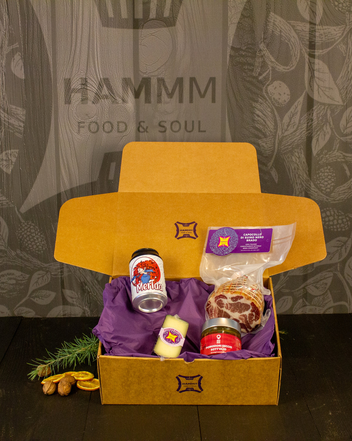 Box Natale Aperitivo al lago Hammm: confezione regalo aperta con i prodotti della selezione