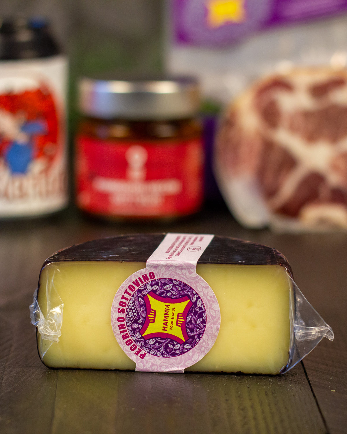 Box Natale Aperitivo al lago Hammm: Pecorino sotto vinacce, in primo piano