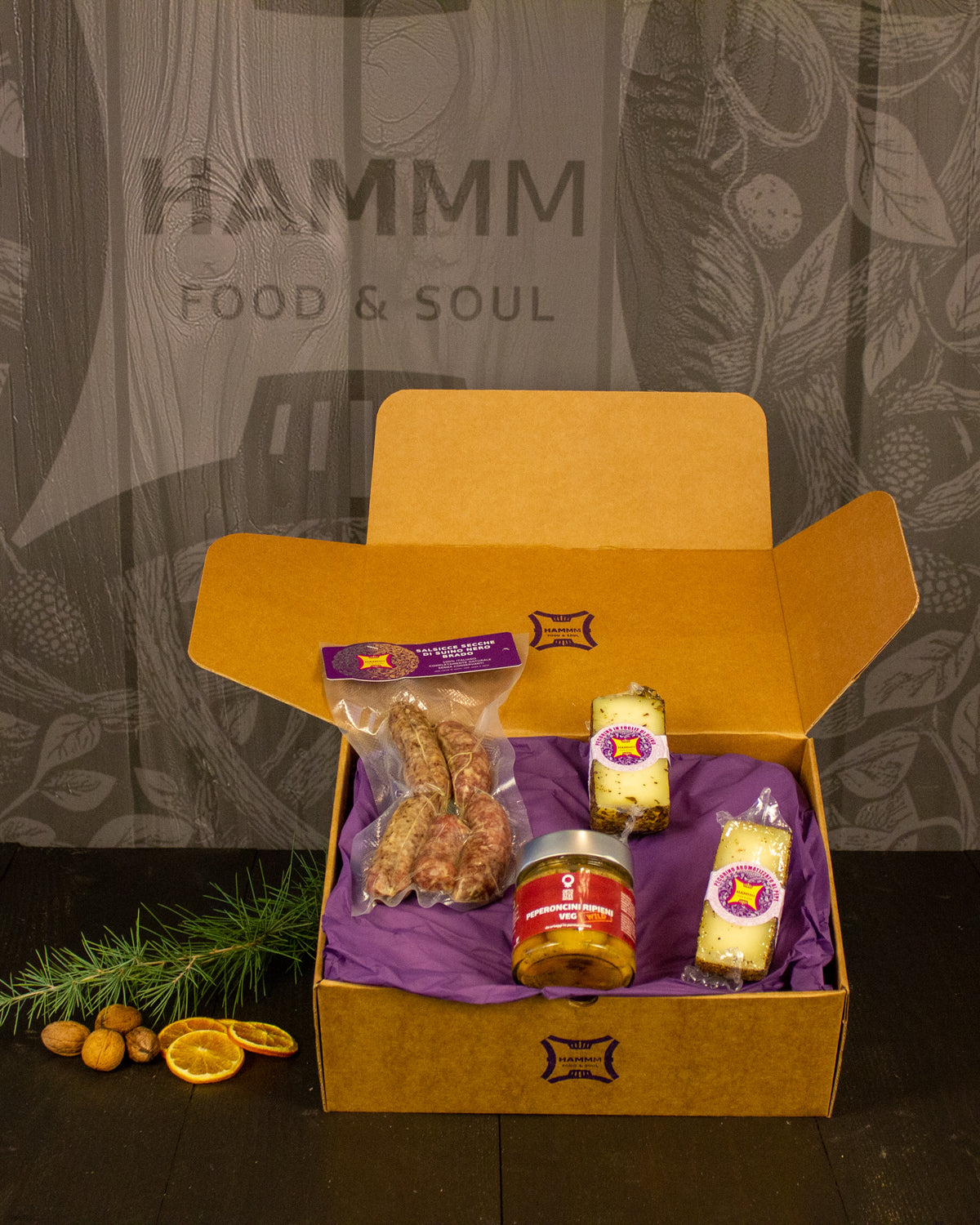 Box Natale Aperitivo al tramonto Hammm: confezione regalo aperta con i prodotti della selezione