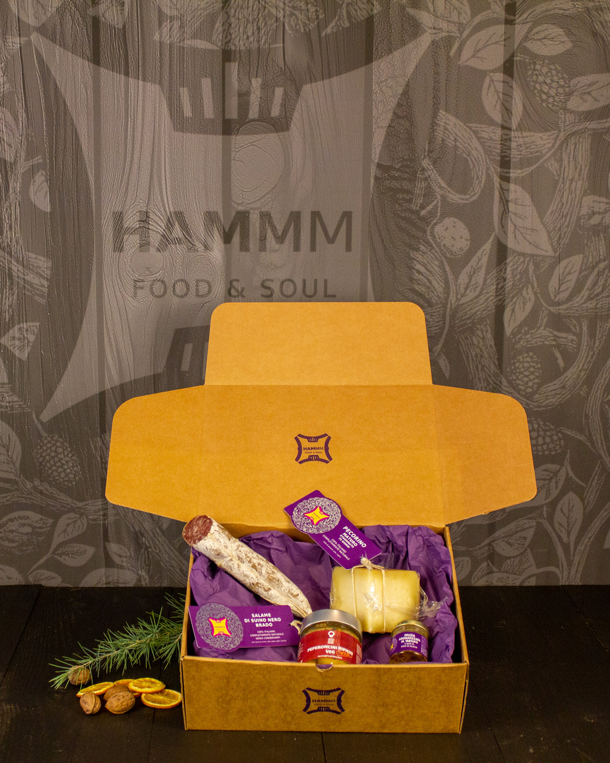 Box Natale Aperitivo in collina Hammm: confezione regalo aperta con i prodotti della selezione