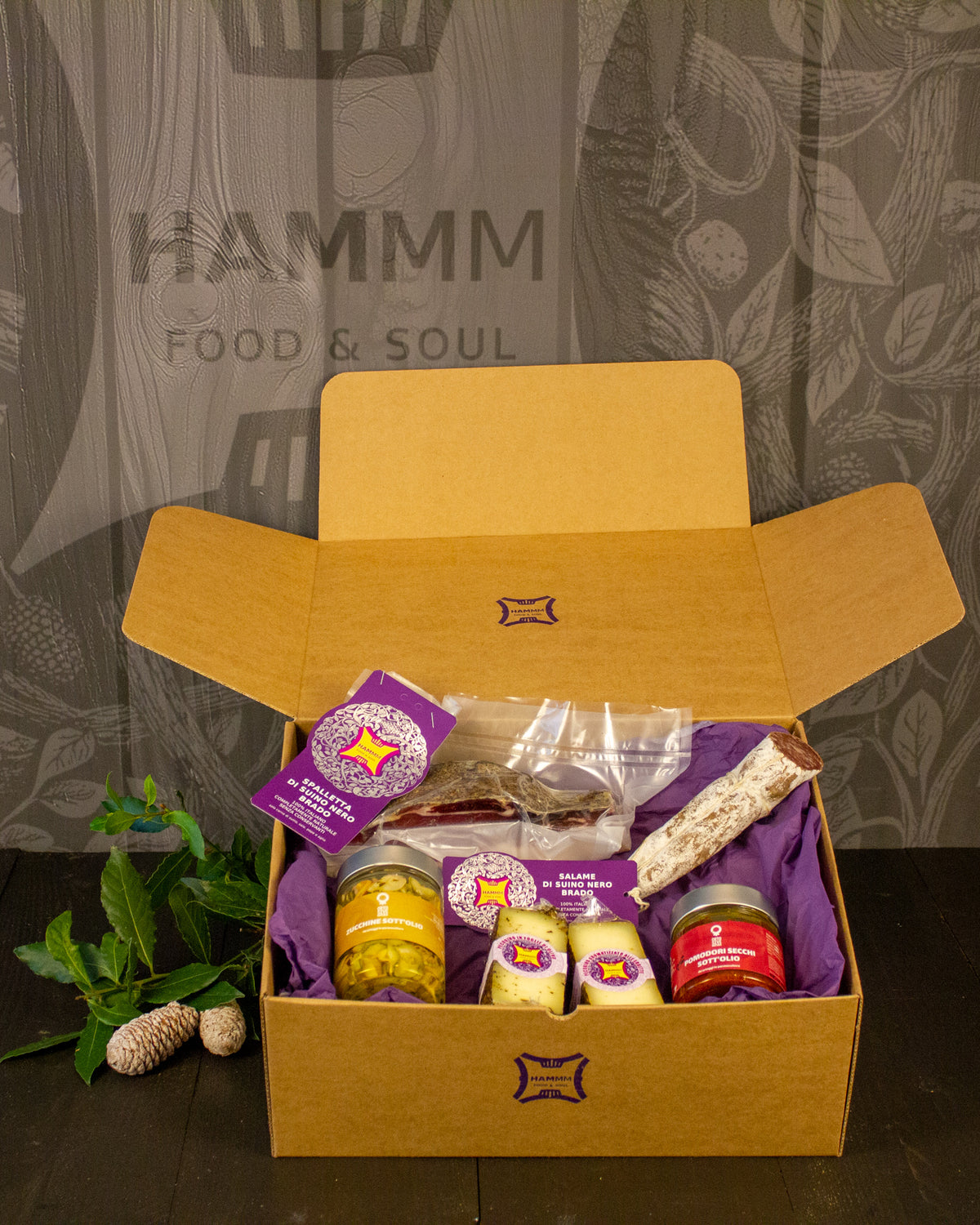Box Natale Tagliere al tramonto Hammm: confezione regalo aperta con i prodotti della selezione