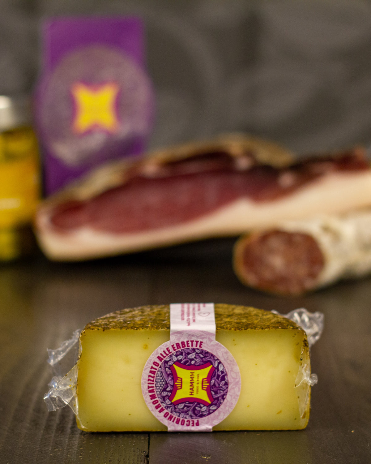 Box Natale Tagliere al tramonto Hammm: Pecorino aromatizzato alle erbette, in primo piano