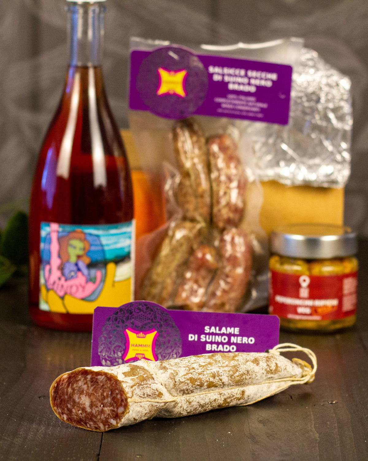 Box Natale Tagliere davanti il camino Hammm: Salame di suino nero brado, in primo piano