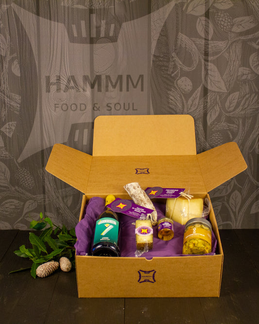 Box Natale Tagliere in compagnia Hammm: confezione regalo aperta con i prodotti della selezione