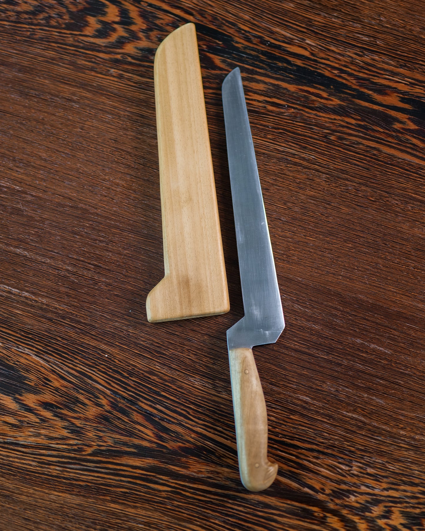 Coltello da formaggio artigianale con lama a scalino