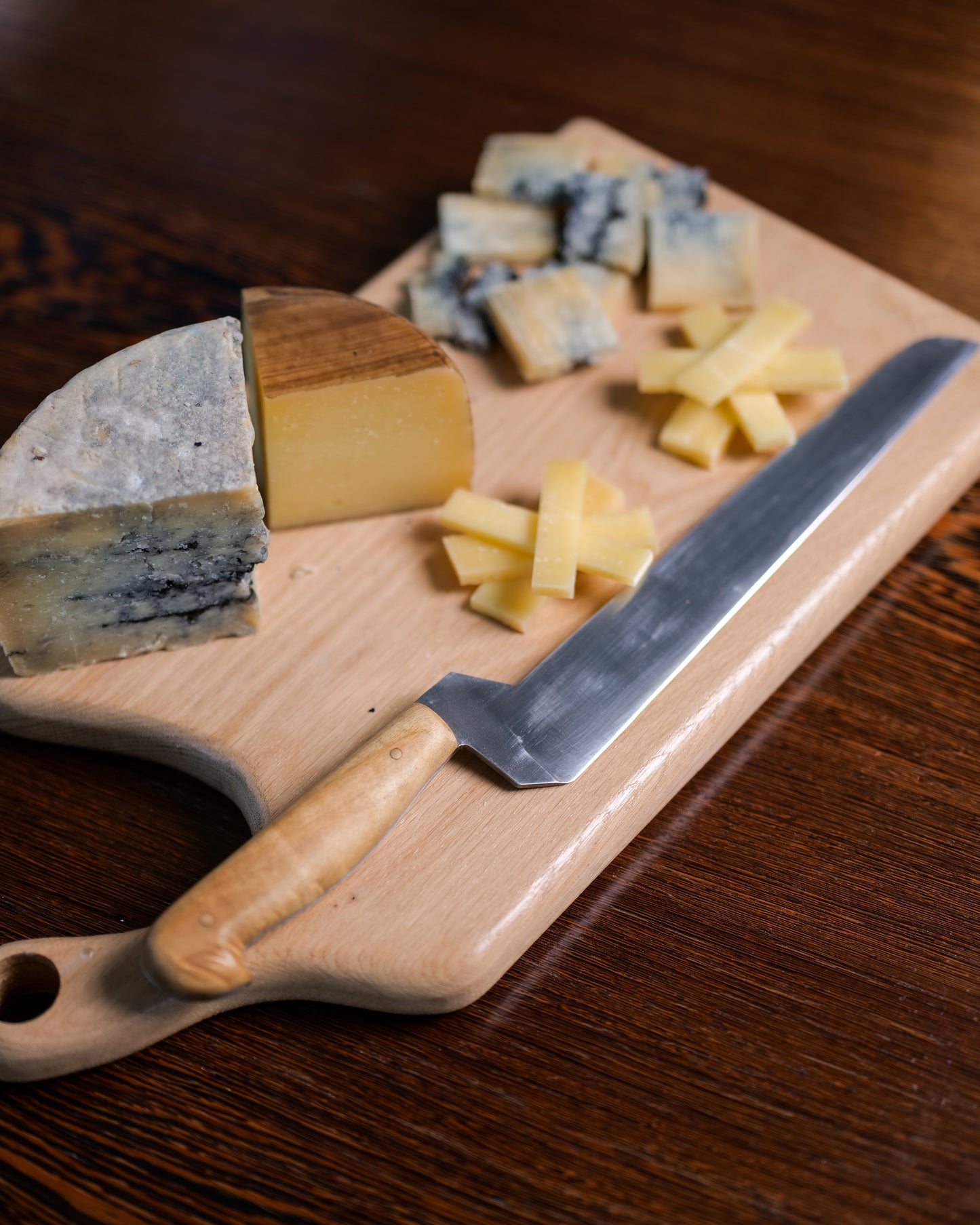 Coltello da formaggio artigianale con lama a scalino