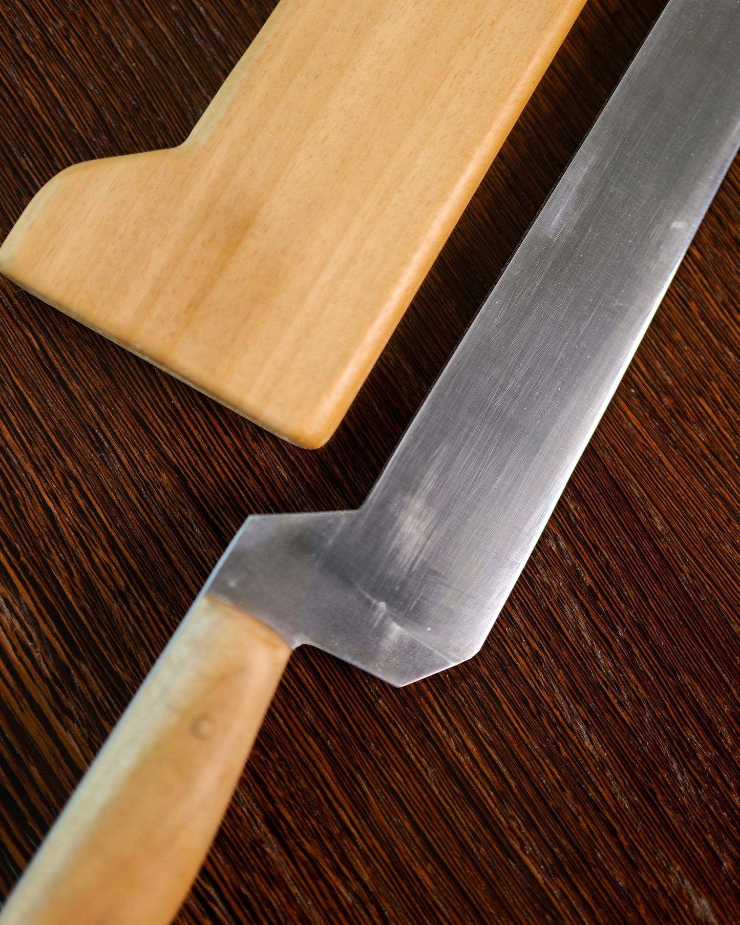 Coltello da formaggio artigianale con lama a scalino