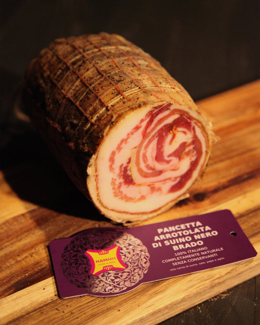 Gerollter Speck von wilden schwarzen Schweinen